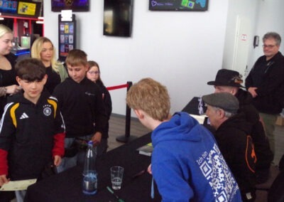 Autogrammstunde Cineplex Goslar mit Santiago Ziesmer Martin Bolik und Erik Elias Bolik