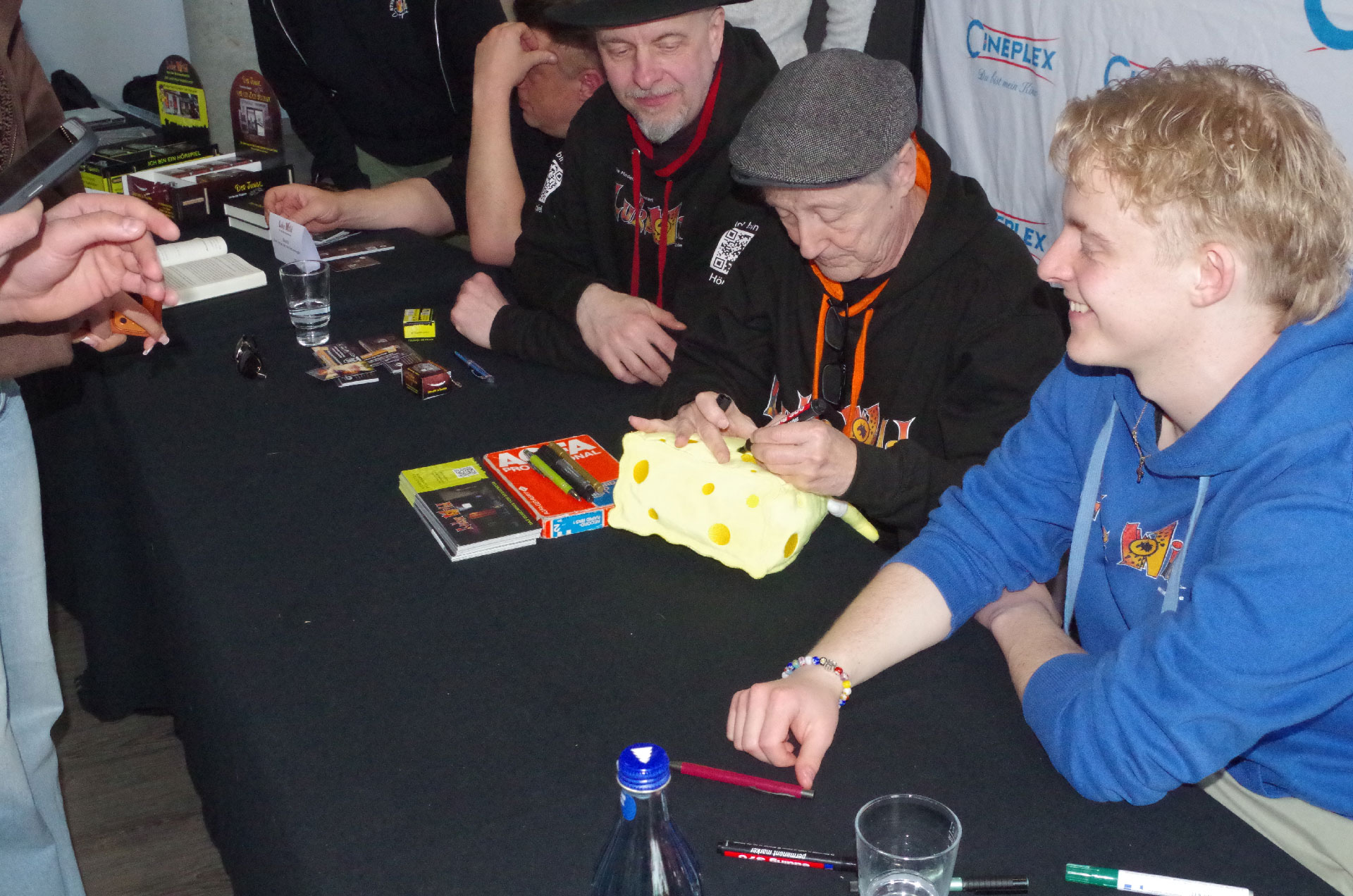 Autogrammstunde Cineplex Goslar mit Santiago Ziesmer Martin Bolik und Erik Elias Bolik
